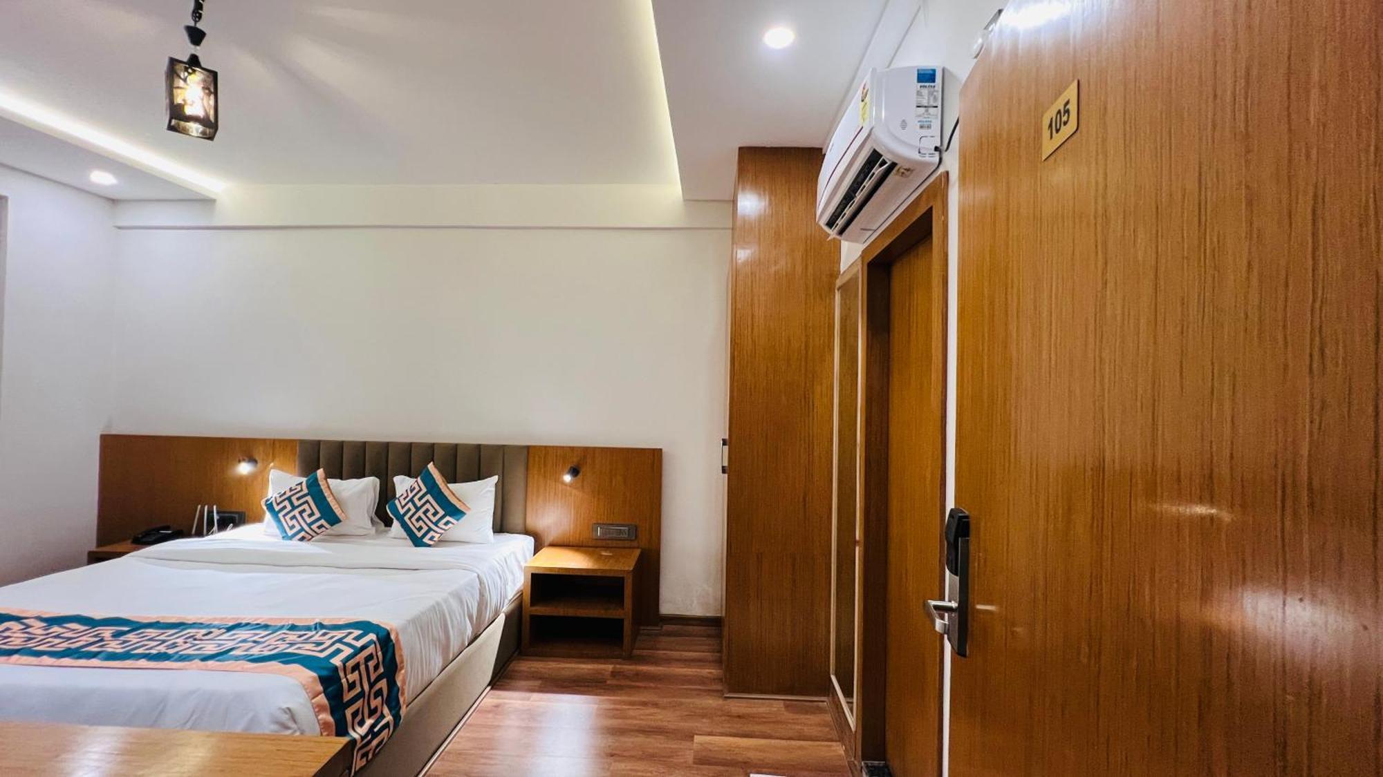Hotel Aashraya Dod Jala Bagian luar foto