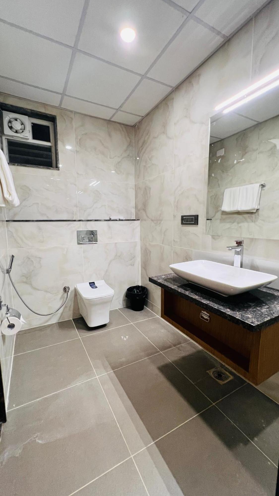 Hotel Aashraya Dod Jala Bagian luar foto